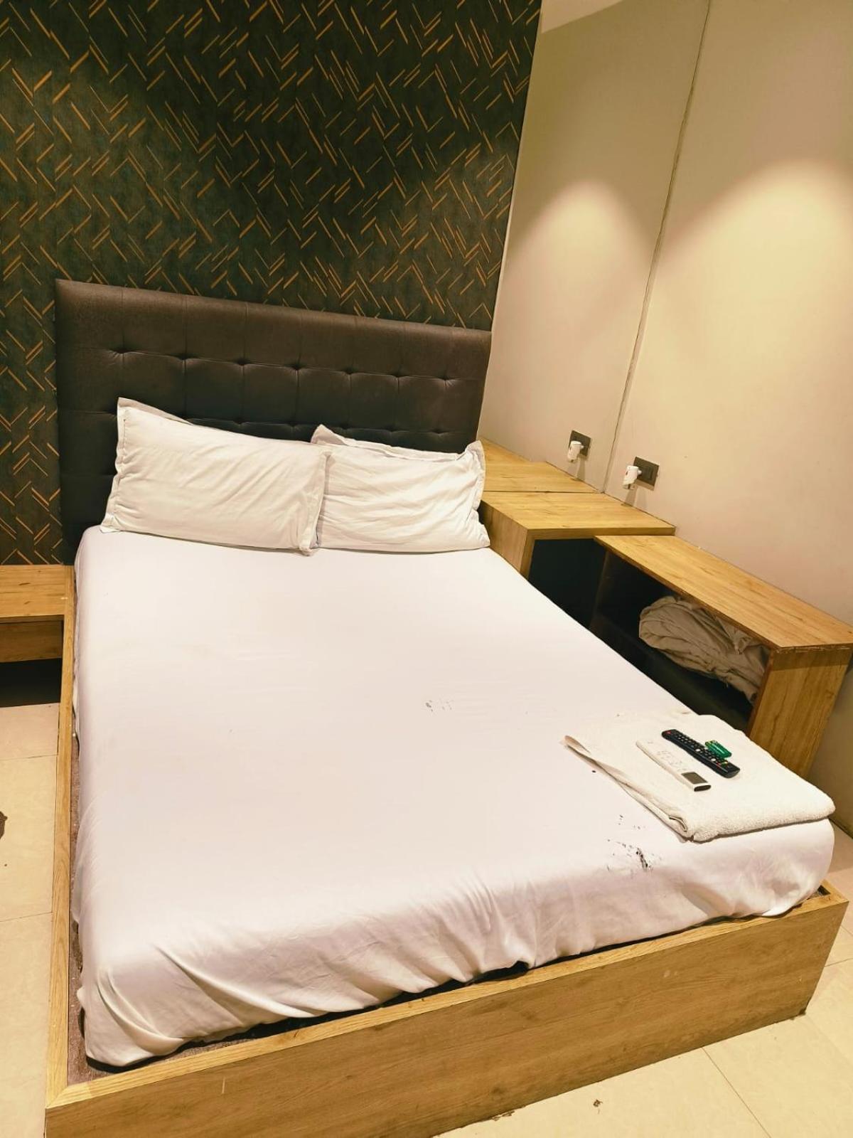 Hotel Sunrise Residency Mumbai  Buitenkant foto